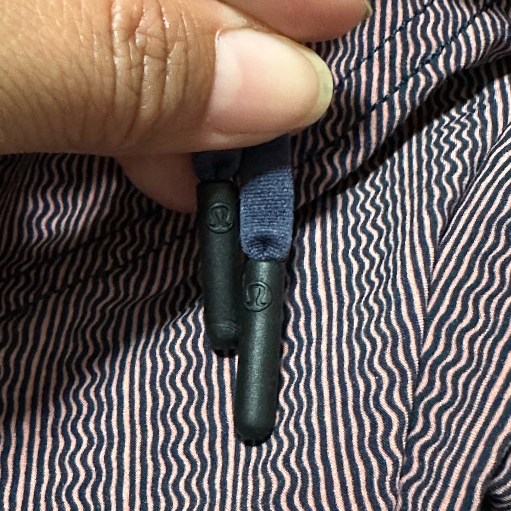Lululemon Men’s Medium Shorts - Picture 8 of 8